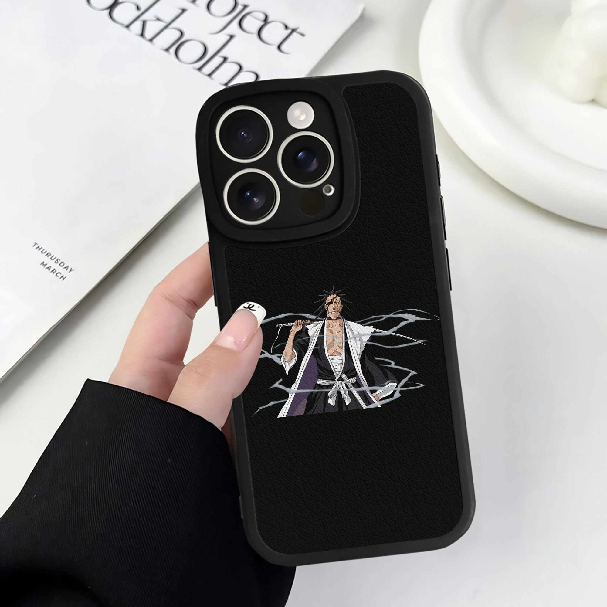 （画像用） ブリーチ ざらき けんぱち BLEACH Zaraki Kenpachi 【iPhone 16シリーズ対応】シリコンスマホケース（レザー調） 材質：シリコン